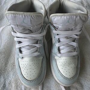 Girls Jordan 1 Mid SE
Blue Tint Summit White White Ice Blue